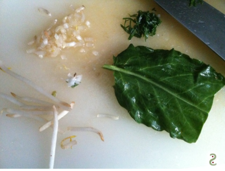 Ciseler l'oseille et les pousses de soja